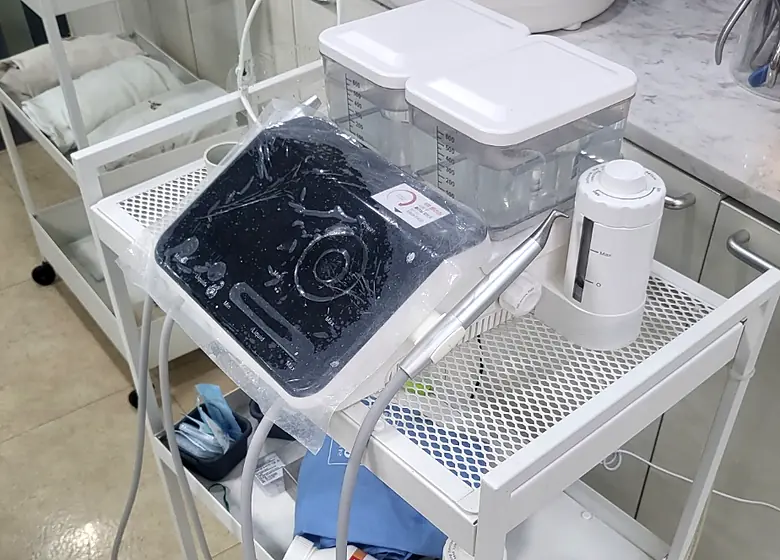 녹색치과의원 기구 세척·멸균 준비 카트와 포장된 진료 기구
